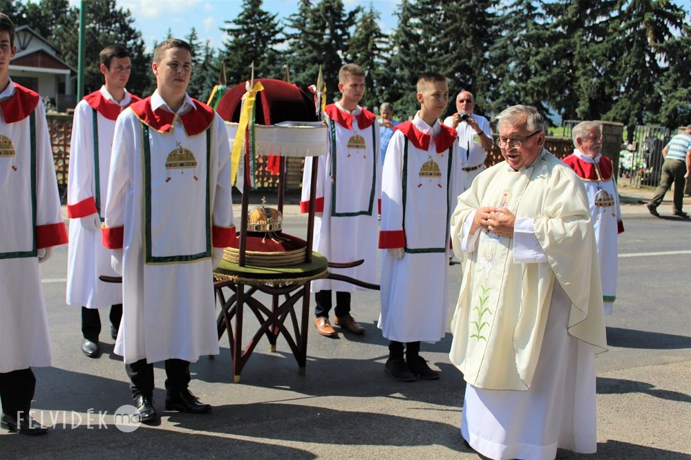 A Szent Korona, a bennünket összefogó és óvó erő